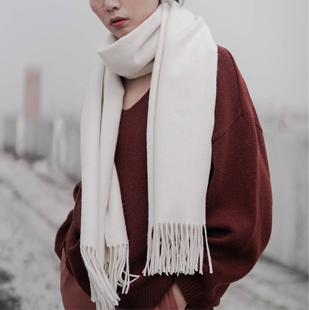 白色  100%全羊毛 經典複活 信的請來 人手一條圍巾大披肩 秋冬保暖長款 極簡百搭不做作 溫暖你的胃 聖誕禮物 | vitatha 番塔塔原創設計獨立女裝品牌 - 丝巾 - 羊毛 白色