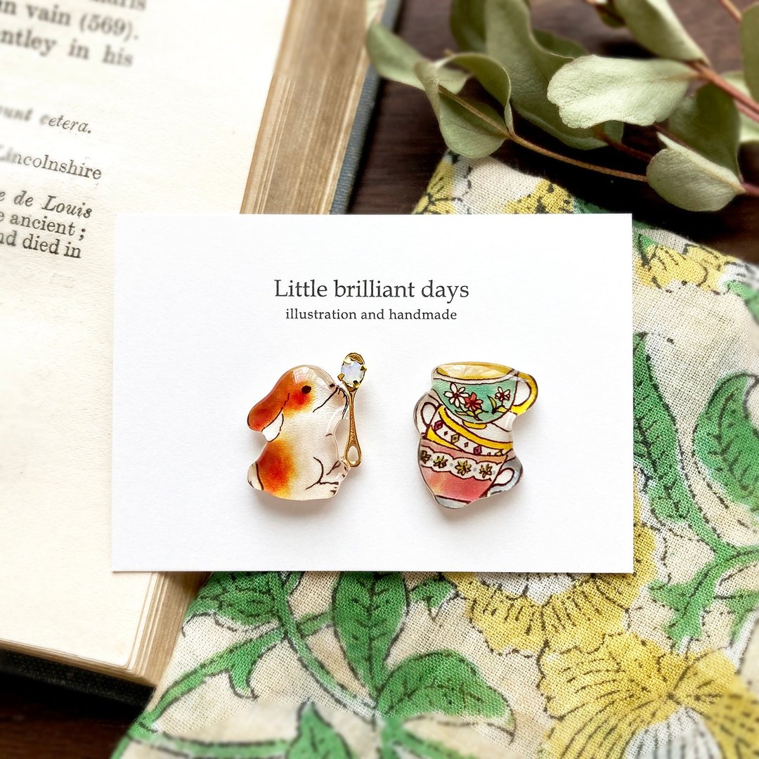 Clip-On rabbit and teacup earring - 耳环/耳夹 - 塑料 多色