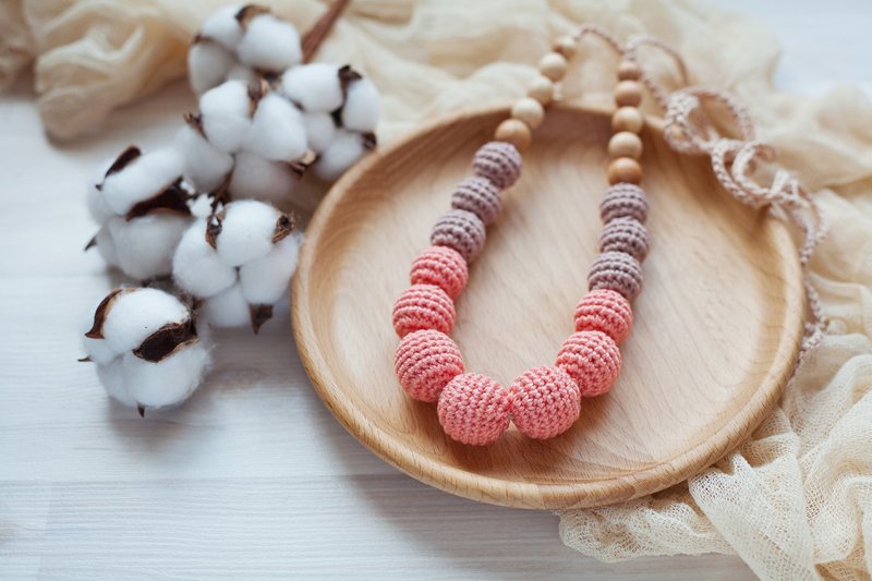 Coral Pink Beige Crochet Teething Necklace, Modern Jewelry for Breastfeeding Mom - 项链 - 木头 粉红色