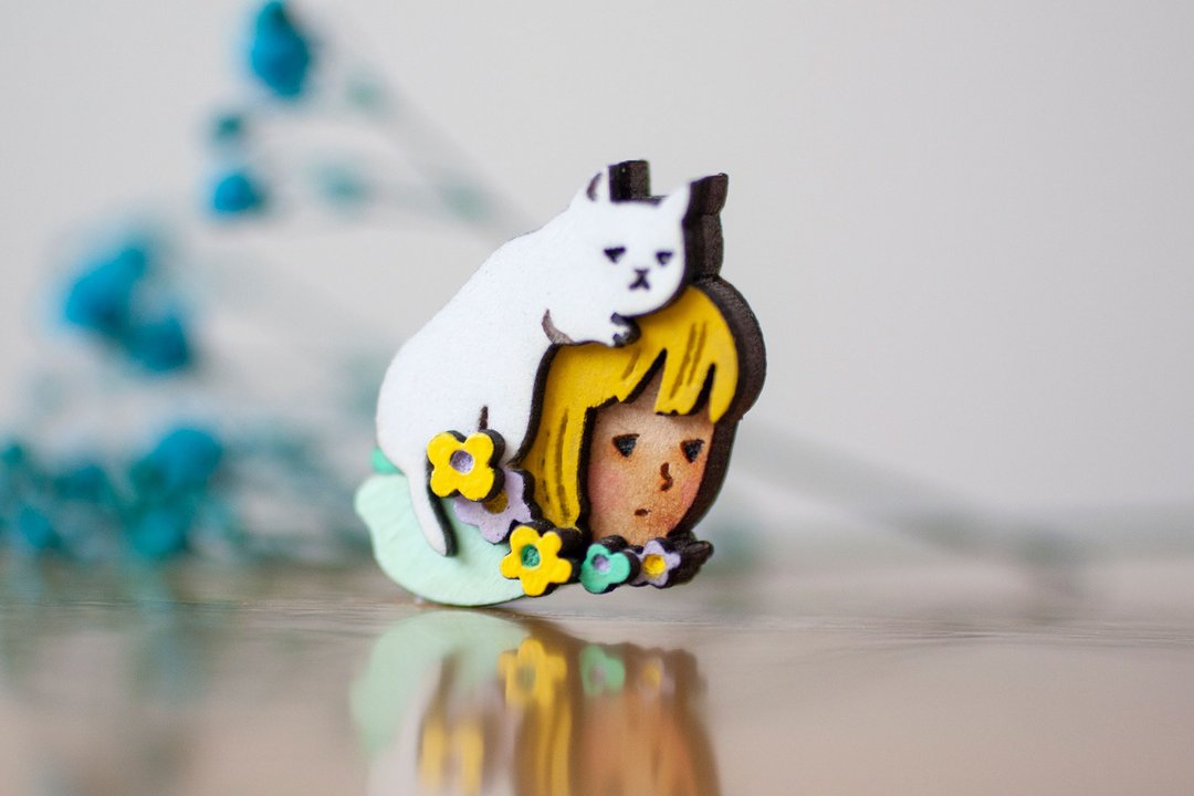 Cat hood mini brooch yellow - 胸针 - 木头 黄色