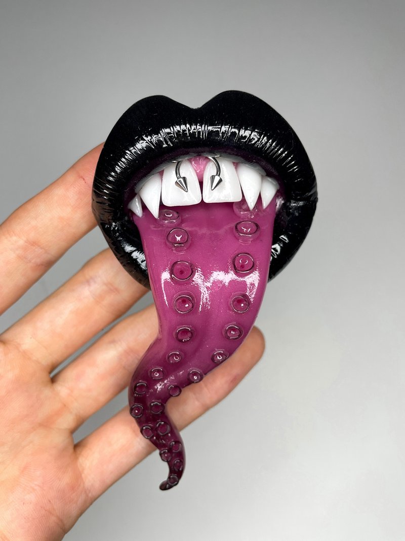 手机握把。带有触手的黑色嘴唇。 - 其他 - 粘土 