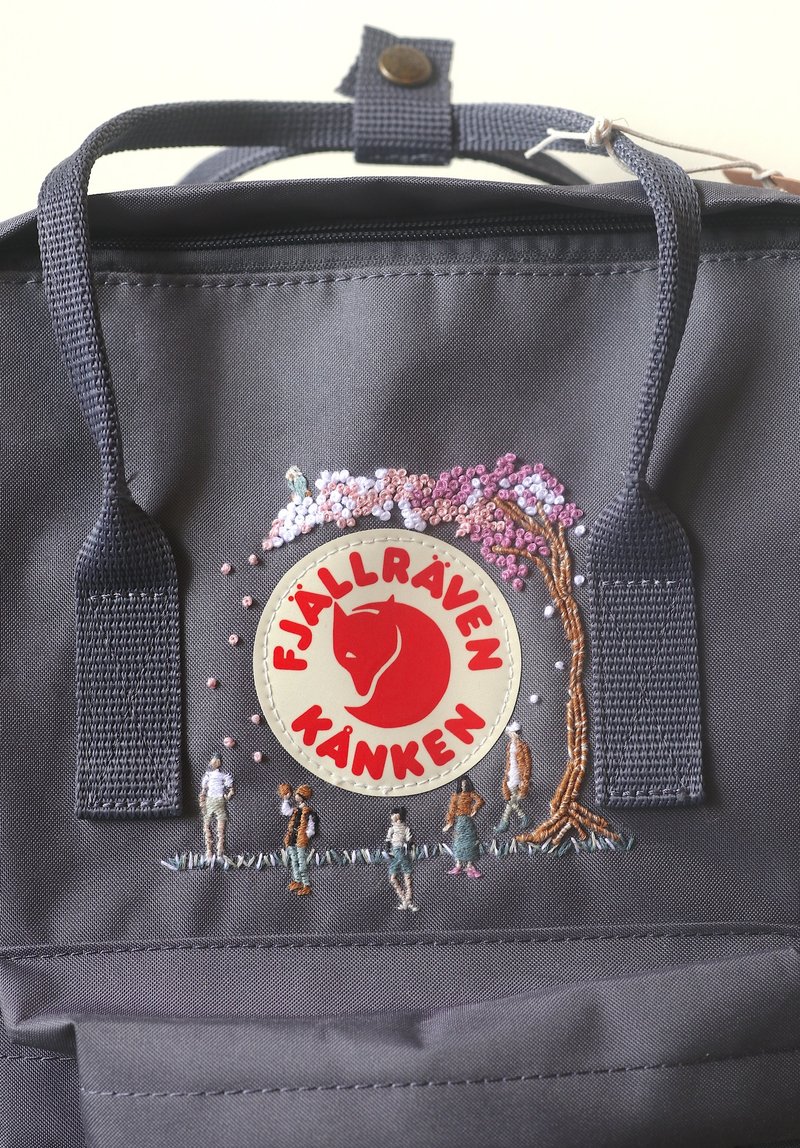 樱花树下的五人家庭/-cherry blossom tree -石墨灰kanken - 后背包/双肩包 - 棉．麻 黑色