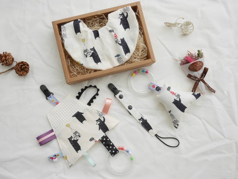 弥月礼盒│六层纱口水巾 安抚巾 奶嘴链 手摇铃:::黑熊与房子 - 满月礼盒 - 棉．麻 白色