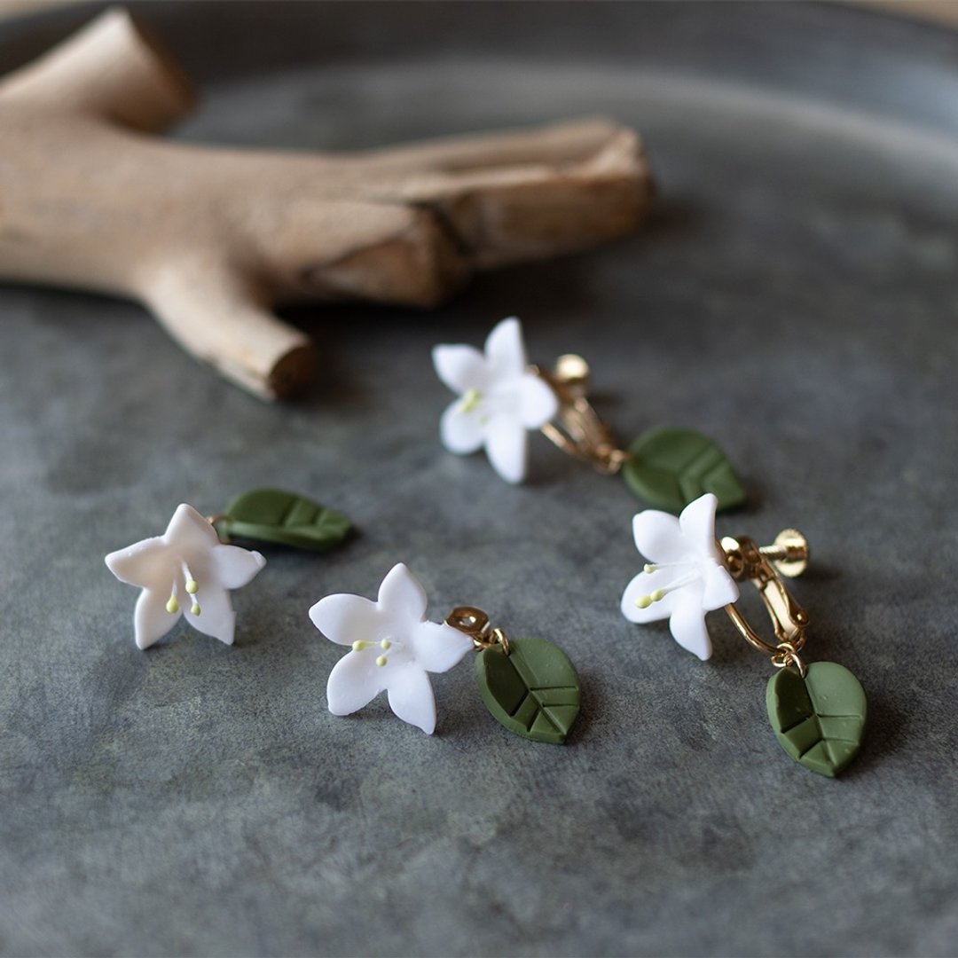 Azalea earrings / white - 耳环/耳夹 - 粘土 白色