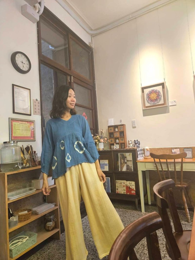 绿呼吸 | 蓝染圆型无限可能性长袖上衣 - 女装上衣 - 棉．麻 蓝色