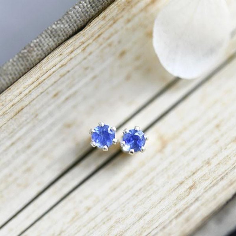 Stud Earrings 3mm baby size 9 birthstone of the month of Stone blue sapphire that penetration of the target - 耳环/耳夹 - 宝石 蓝色