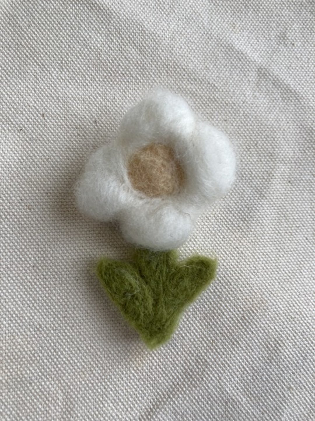 Flower lover brooch white - 胸针 - 羊毛 