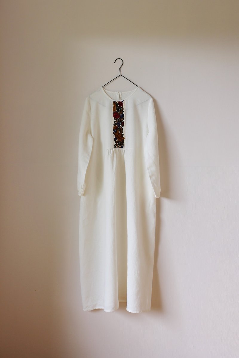 白茉莉 中式古典刺繡 天然純亞麻 长袖洋裝 微宽鬆 - 洋装/连衣裙 - 棉．麻 白色