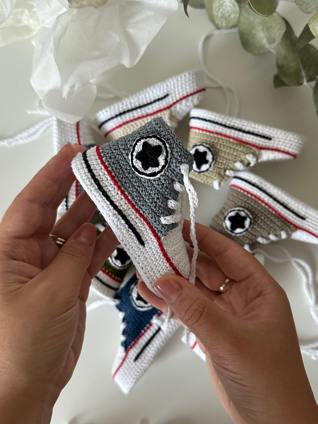 婴儿靴 Converse 钩针编织男女通用钩针婴儿靴子鞋淋浴礼物新生儿 - 婴儿鞋 - 棉 灰色