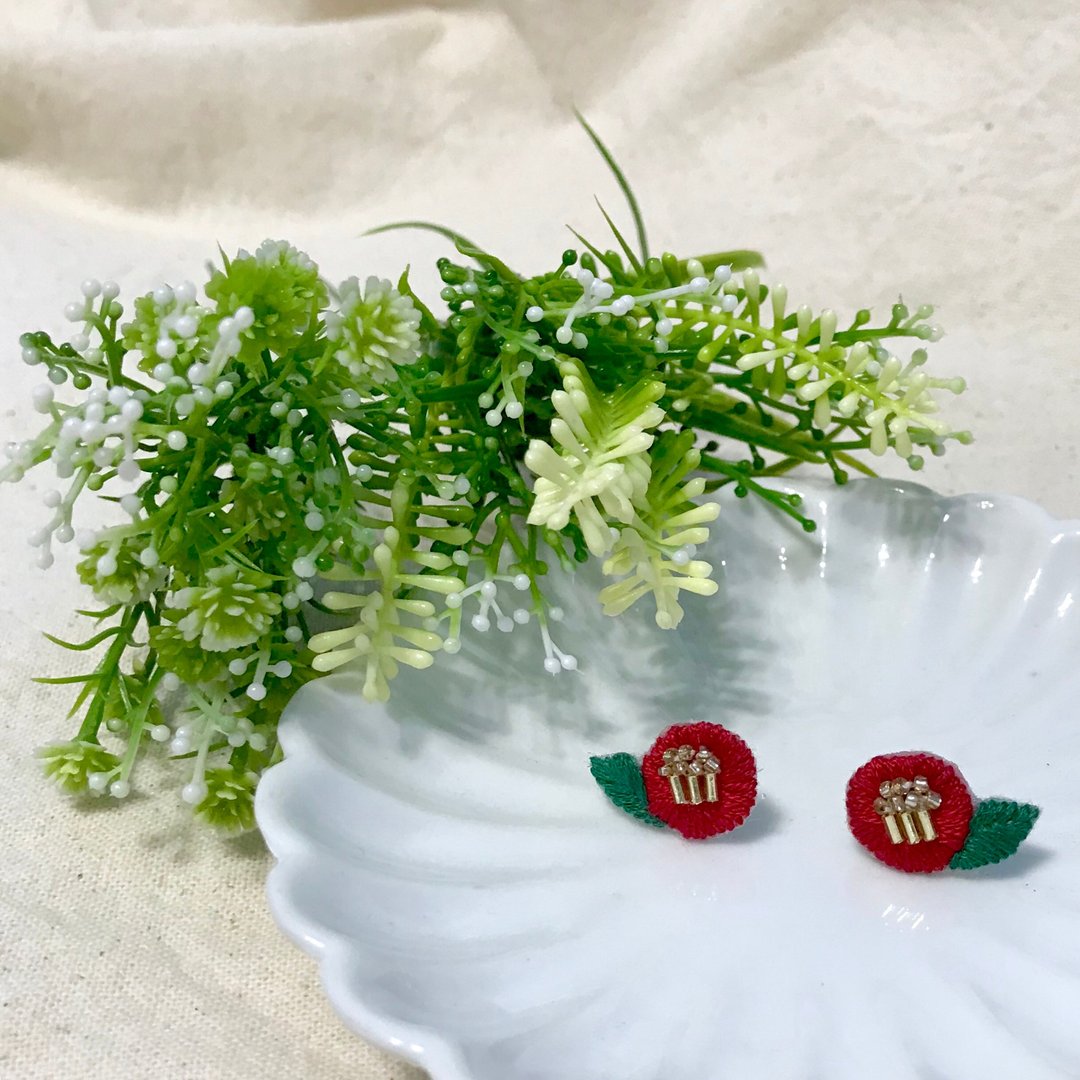 手作刺绣//简约风山茶花耳环//可改夹式 - 耳环/耳夹 - 绣线 红色
