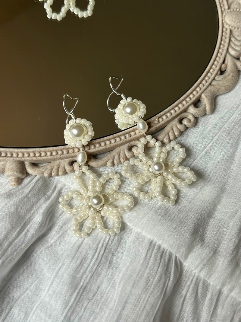 Daisy in Pearl Earrings丨珍珠花花手工串珠耳环 - 耳环/耳夹 - 珍珠 