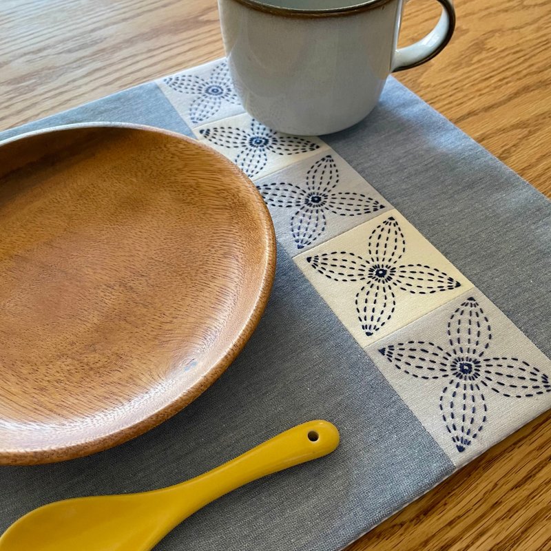 Sashiko 餐垫花痴图案海军蓝刺绣拼布餐具可水洗双面格纹浅蓝色礼物生日圣诞节 - 餐垫/桌巾 - 棉．麻 蓝色