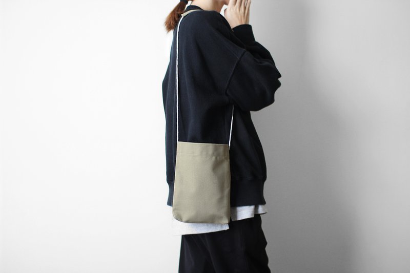 日常小背包 灰卡其 帆布 手机袋 随身包 饮料袋 - 侧背包/斜挎包 - 棉．麻 卡其色