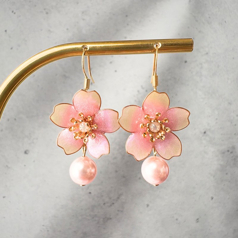 盛开樱花与光泽珍珠的耳针/耳夹 春季色调 医疗级不锈钢材质 日本制 - 耳环/耳夹 - 树脂 粉红色