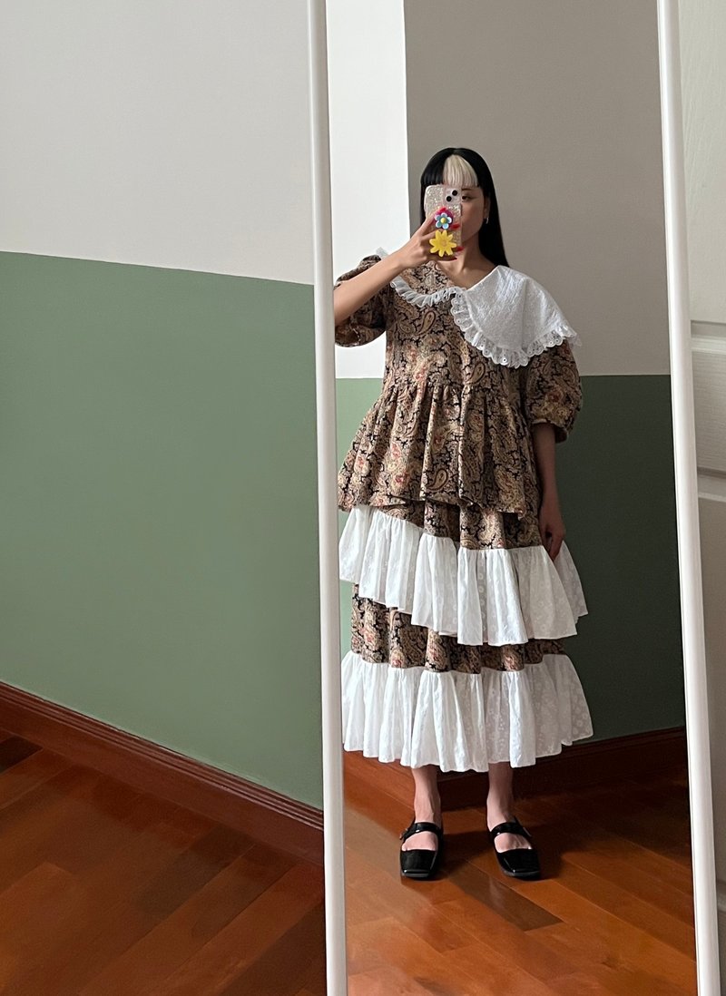 不太大荷叶领的 V 领衬衫和带有 2 层镂空荷叶边的镂空半身裙。 - 女装上衣 - 棉．麻 多色