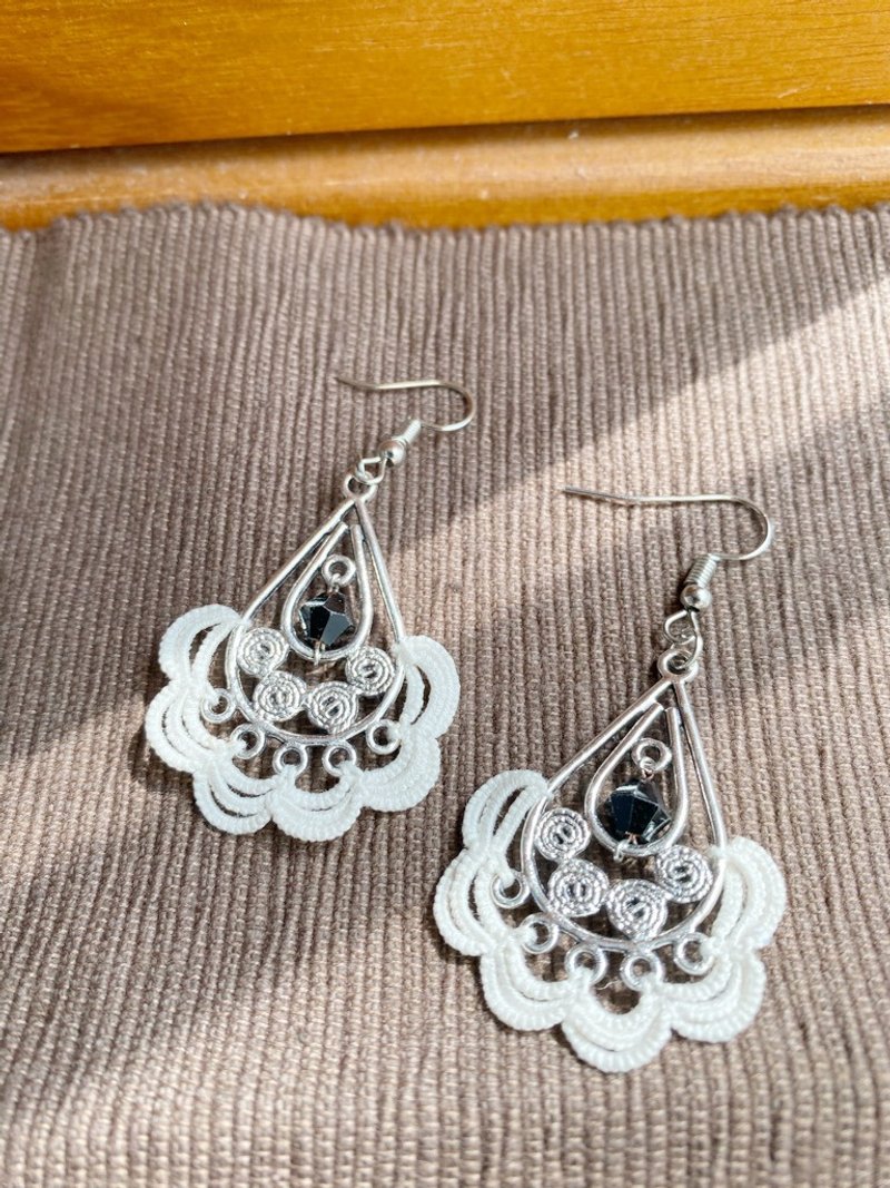 米白手工梭织耳环 - 耳环/耳夹 - 棉．麻 白色