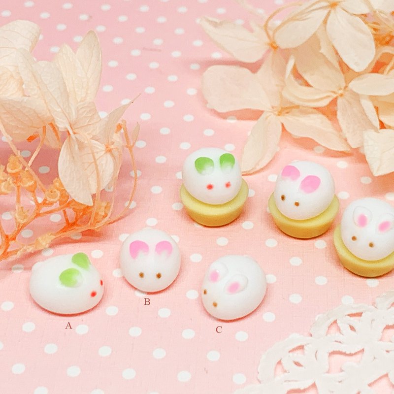 【微距食界】手作 玉兔果子/耳环/摆饰(单一个) - 耳环/耳夹 - 树脂 白色