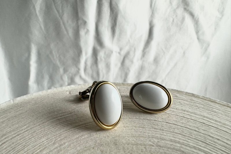 【CRUXART】西洋首饰珠宝-轻奢小品-TRIFARI白之曜-美国铜制耳夹 - 耳环/耳夹 - 铜/黄铜 白色