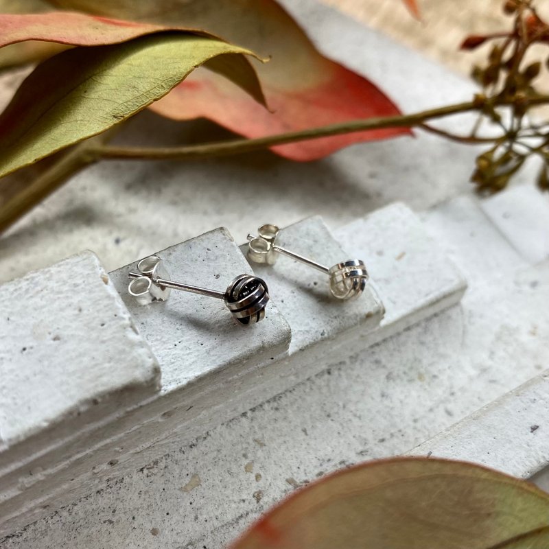 纯银耳环 / 宽版扭结球体 - 耳环/耳夹 - 纯银 银色