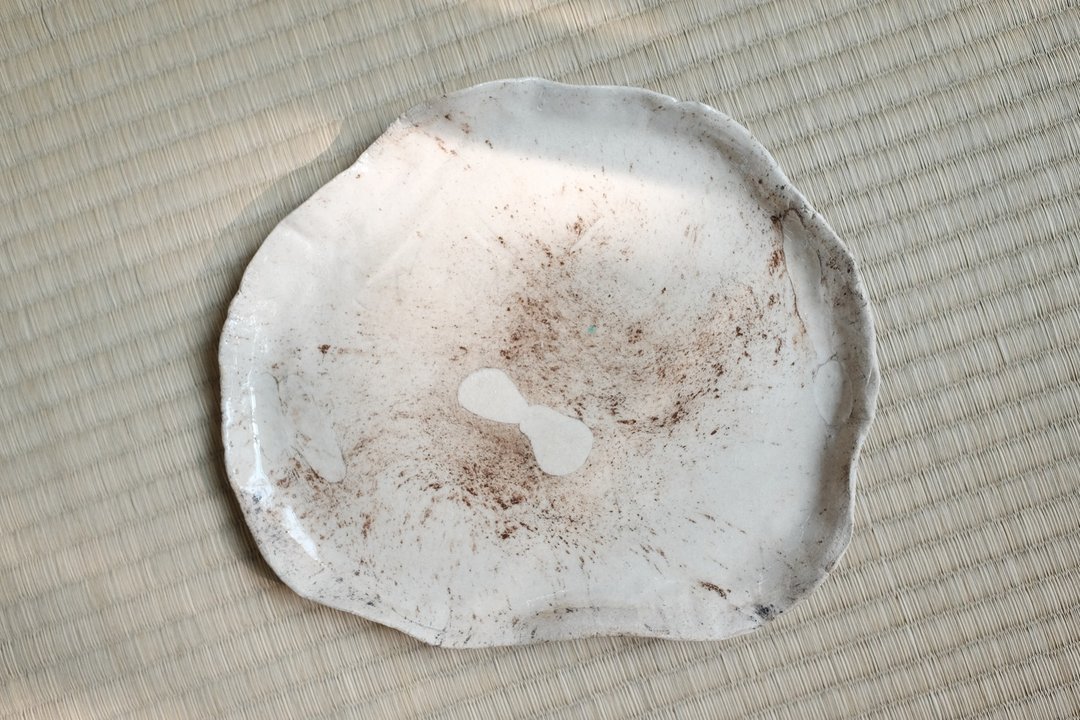 【带丝带的青花釉盘子】手作陶盘/碟 - 盘子/餐盘/盘架 - 陶 白色