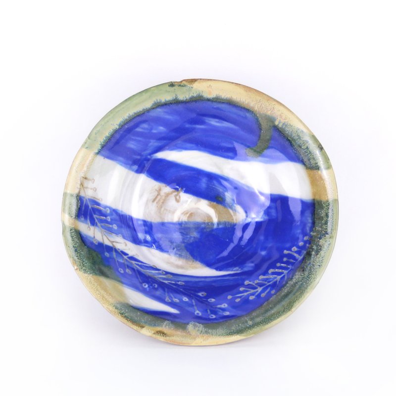 躺在草地上 - 浅碟/小碟子 - 陶 多色