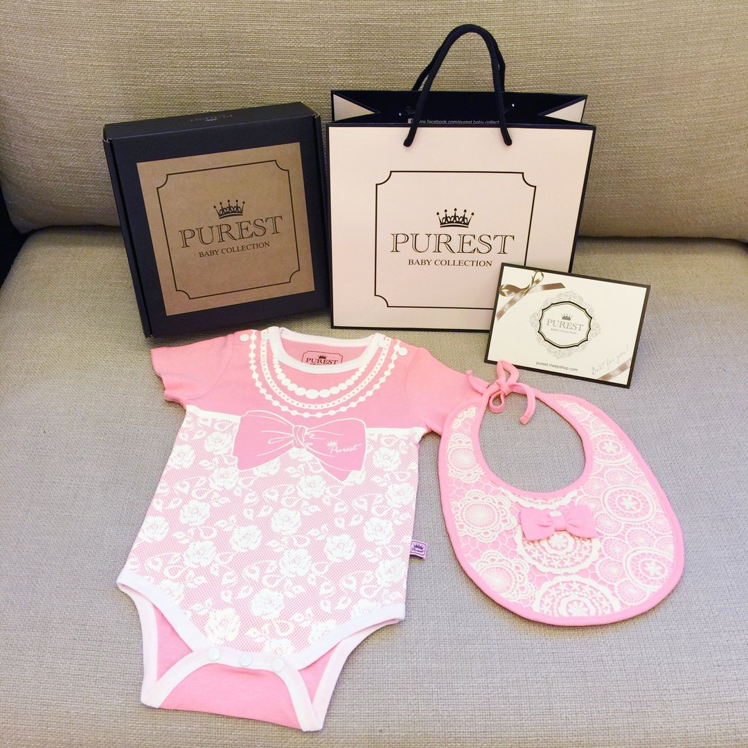 PUREST baby collection 【粉红小贵妇衣漾兜粉美】礼盒组 (短袖包屁衣+围兜)❤给宝宝最佳弥月礼 · 周岁礼盒的首选 - 满月礼盒 - 棉 粉红色