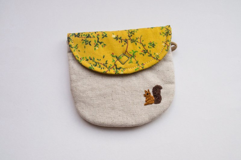 松鼠 Squirrel Embroidered Linen Wee Pouch - 化妆包/杂物包 - 棉．麻 多色