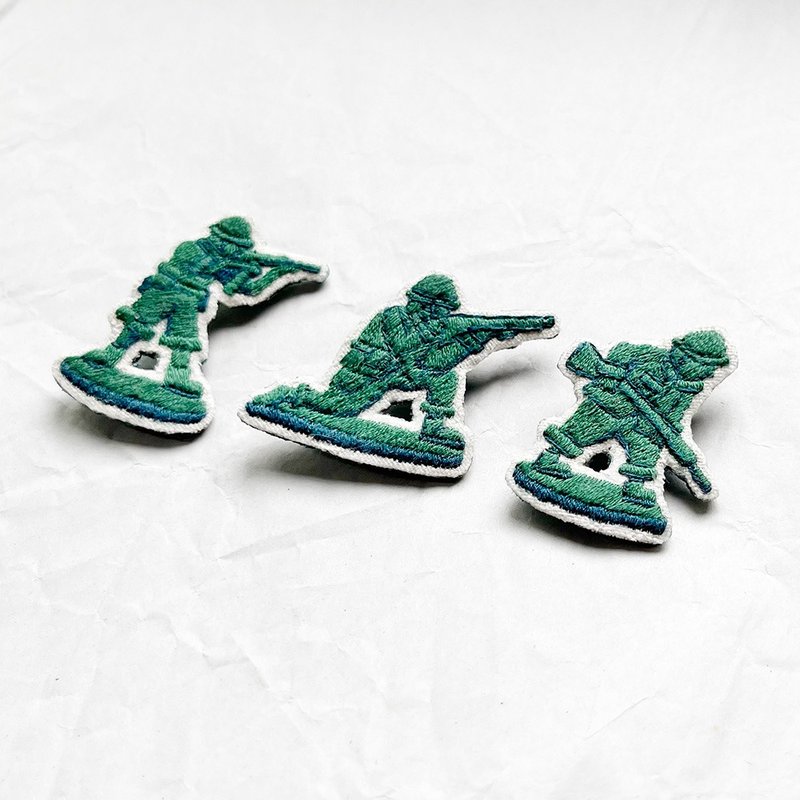 迷你手工刺绣胸针/别针 小绿人士兵 军人玩具 - 徽章/别针 - 绣线 绿色