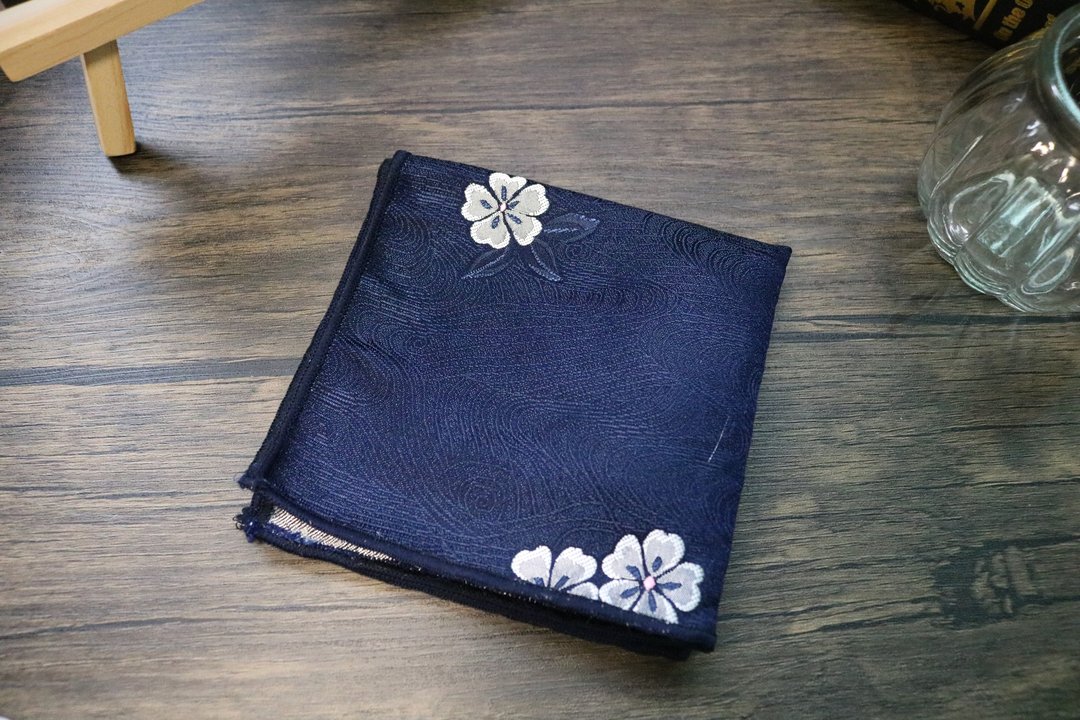 深藍色暗紋花卉刺繡口袋巾/真絲紳士手帕絲巾 - 手帕/方巾 - 丝．绢 蓝色