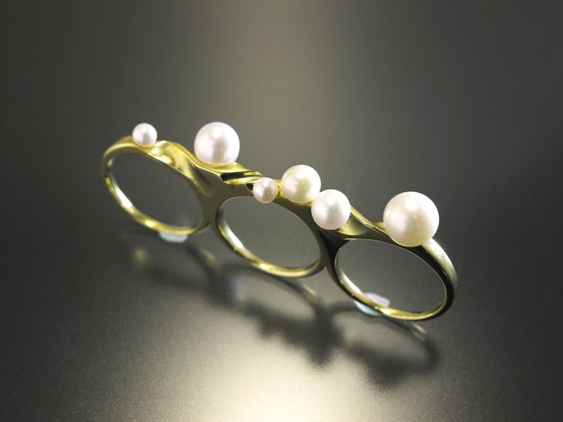 Japan Quality | Triple Finger Knuckle Ring Mermaid Brass × Pearl - 戒指 - 其他金属 金色