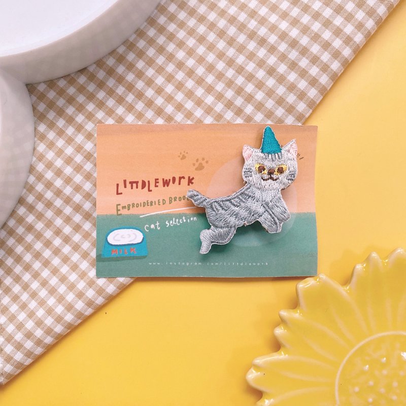 刺绣别针/烫贴 | 猫咪系列 | 魔女猫咪 | Littdlework - 胸针 - 绣线 多色