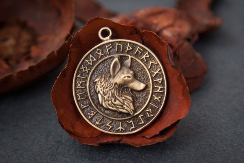青铜制成的符文圆圈中的维京狼吊坠。 芬里尔的项链 描绘狼的装 - 项链 - 其他金属 橘色