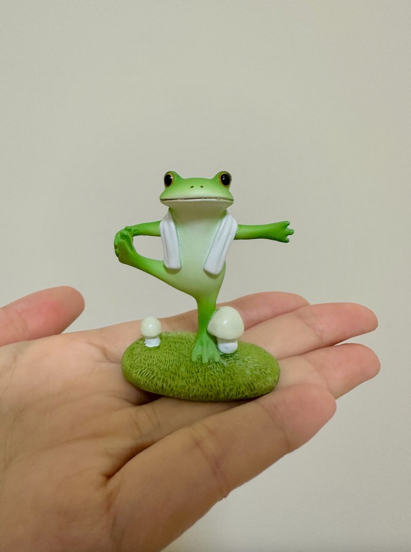 空尼吉蛙社畜部 之 蛙蛙正在做热瑜珈 办公桌疗愈小物 - 摆饰 - 其他材质 绿色