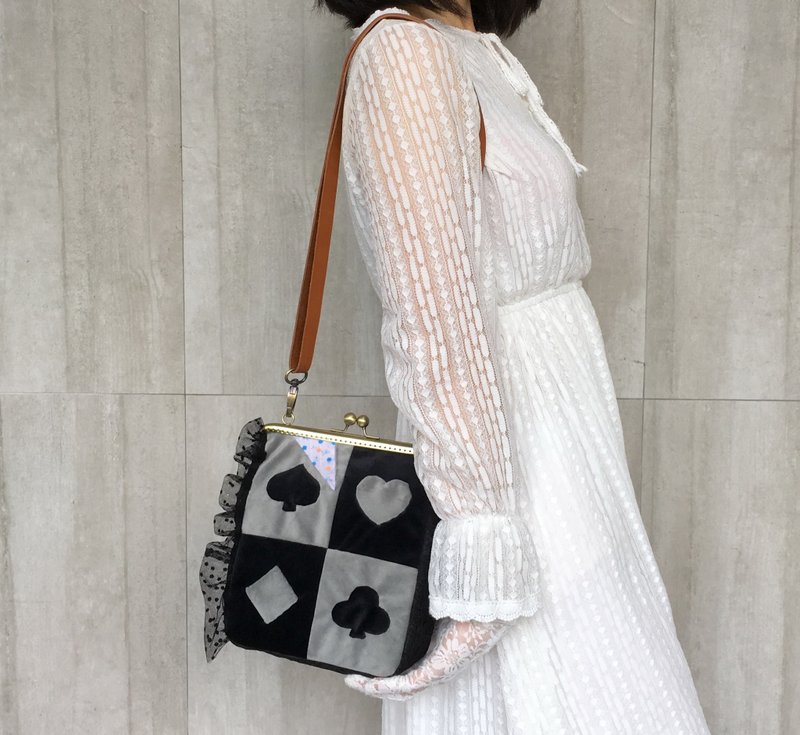 爱丽丝童话 小众原创设计口金包 斜挎包 侧背包 单肩背包 灰色 - 侧背包/斜挎包 - 真皮 黑色