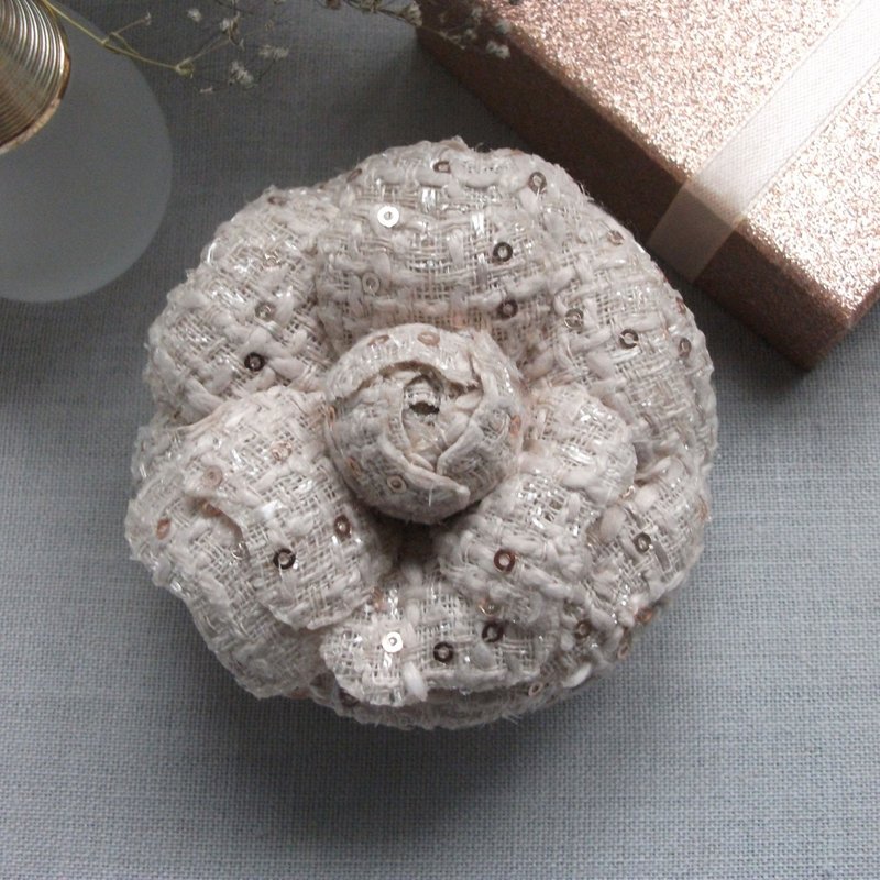 象牙白布面山茶花胸针 - 胸针 - 羊毛 白色