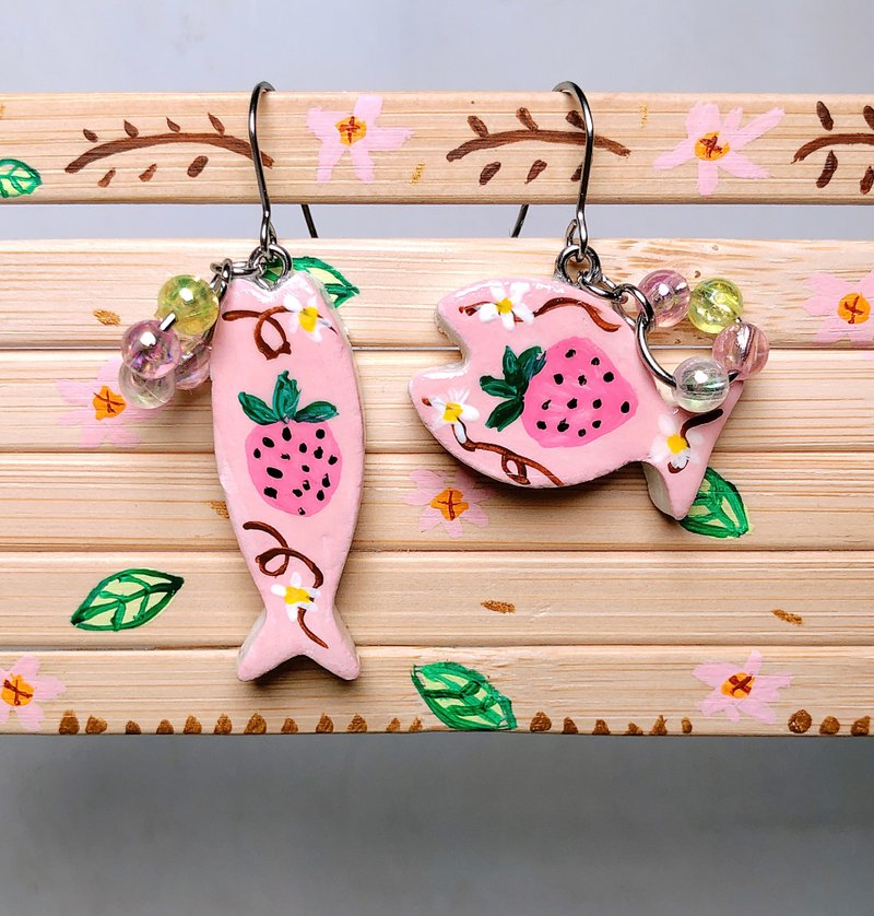 草莓鱼 手作黏土耳环 手绘捏制 不锈钢 吊坠款 - 耳环/耳夹 - 粘土 粉红色
