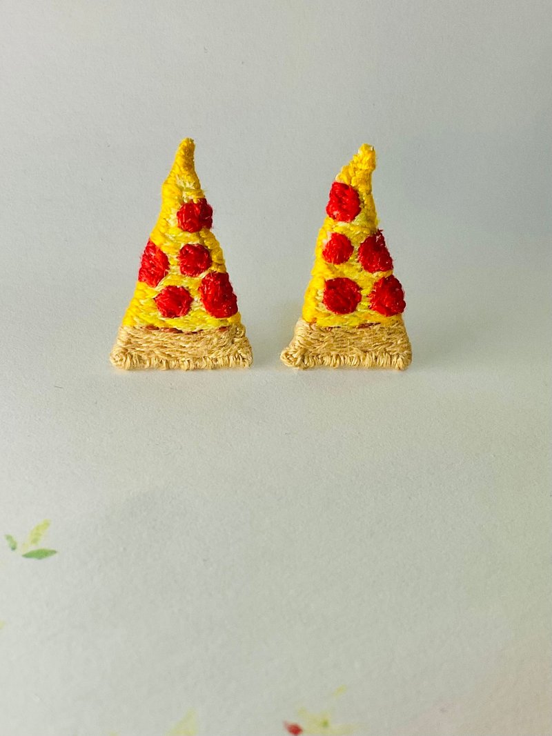【现烤出炉】手工刺绣美式腊肠披萨耳环A款/pizza/食物饰品/送礼 - 耳环/耳夹 - 绣线 黄色