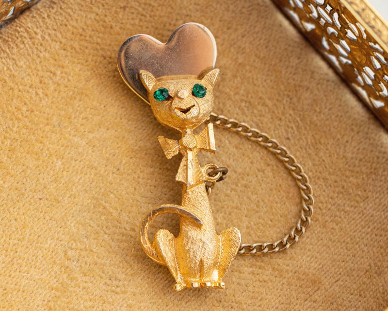 美国古董 绿眼领结猫与爱心 镀金两件式胸针链 - 胸针 - 其他金属 金色