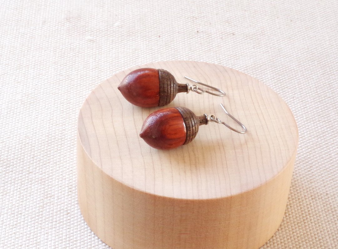 Acorns in Japan: Japanese blue oak, Quercus glauca (Hook Earrings) made-to-order - 耳环/耳夹 - 木头 红色