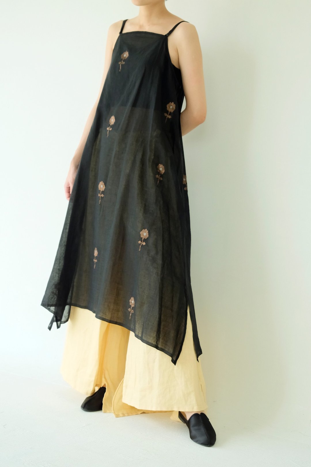 川 衣 WEAR BEING  细肩衬裙洋装  印度手织布 黑X铜色花朵 - 洋装/连衣裙 - 棉 黑色
