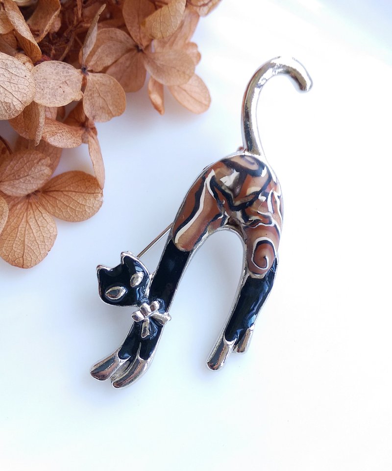 Vintage Jewelry 西洋古董饰品 伸懒腰的猫 咖啡色调 猫咪  别针 - 徽章/别针 - 其他金属 金色