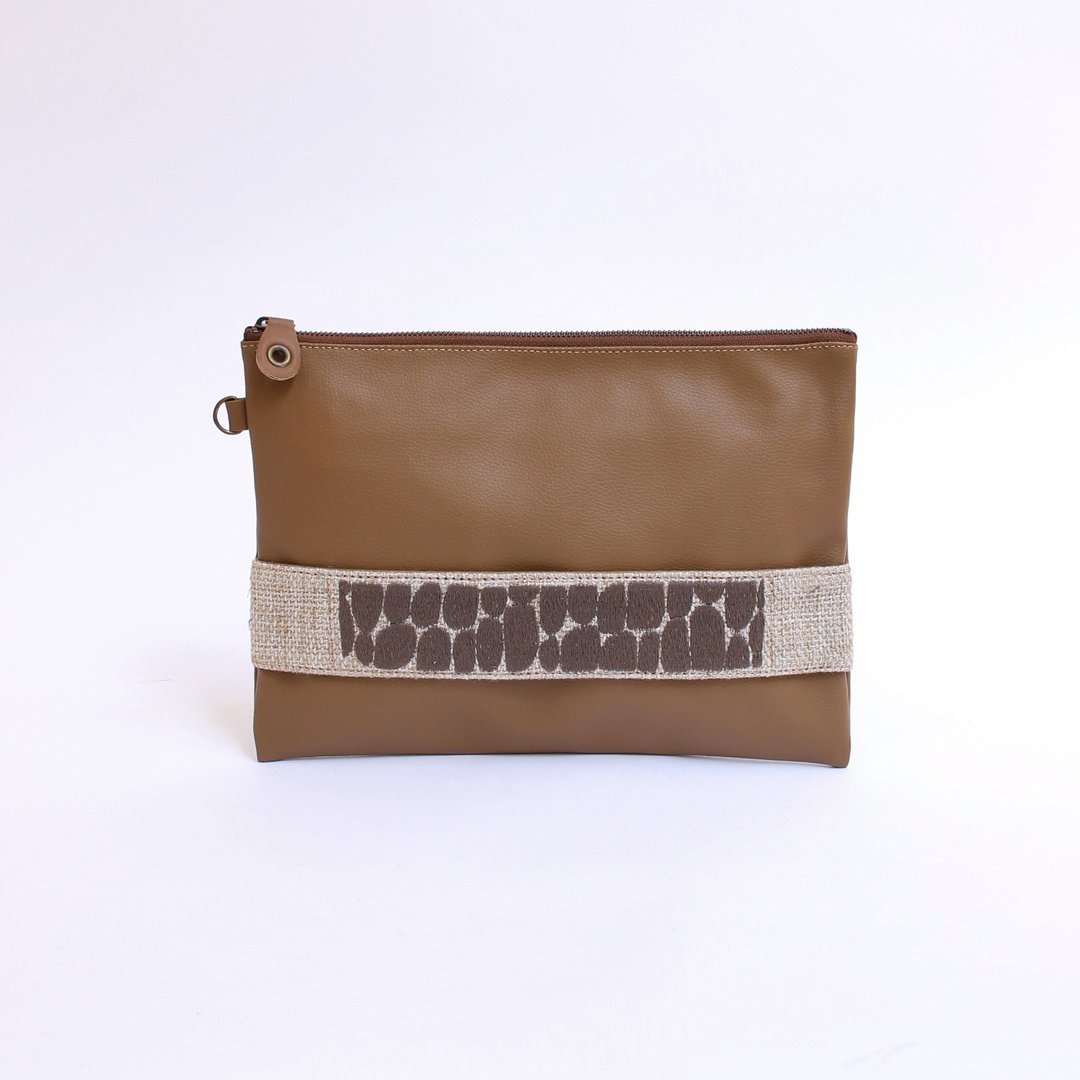 Ishigaki embroidery / clutch bag - 公文包/医生包 - 人造皮革 卡其色