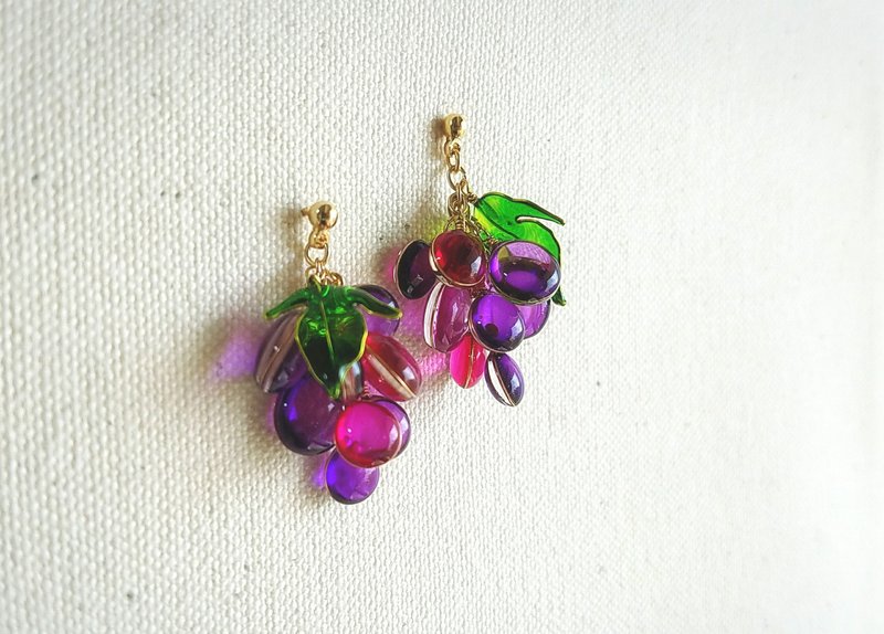 Juicy grape pierced earrings or clip-on earrings - 耳环/耳夹 - 树脂 紫色
