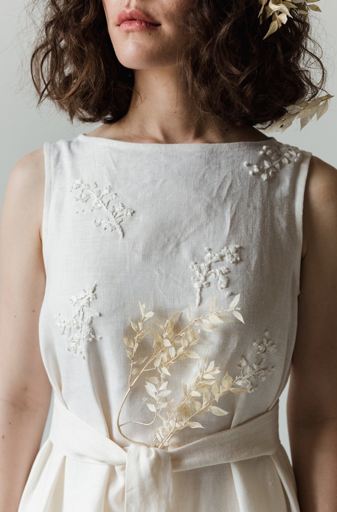 BOUQUET LINEN SUMMER WEDDING DRESS WITH HAND EMBROIDERY - 晚装/礼服 - 亚麻 白色
