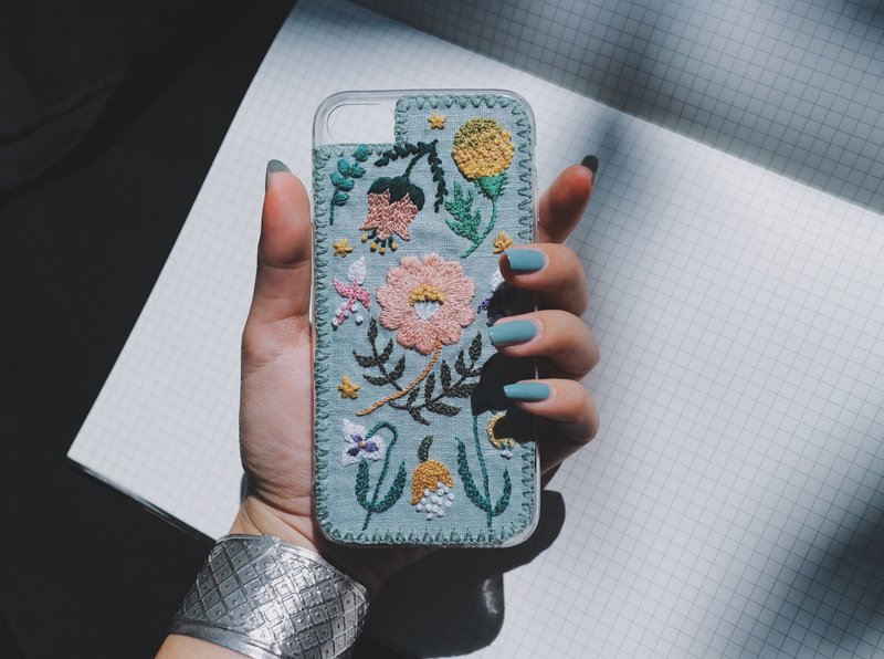 Flowers embroidery - 手机壳/手机套 - 绣线 多色