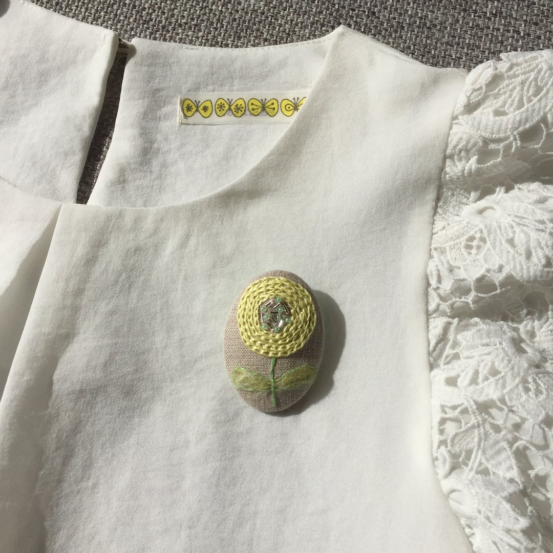 Brooch / Yellow flower - 胸针 - 绣线 黄色
