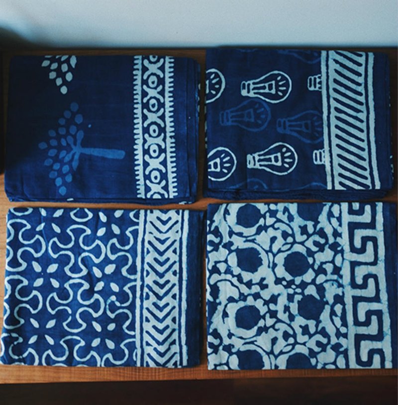 花色 印度純手作Indigo超大圍巾 靛藍色植物染 披肩蓋布 - 围巾/披肩 - 棉．麻 蓝色