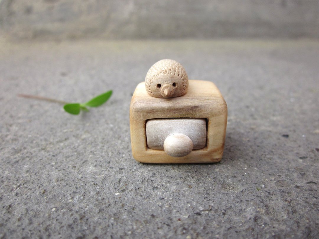 Wood carving miniature drawer with little hedgehog, Woodworking, Unique gift - 摆饰 - 木头 咖啡色