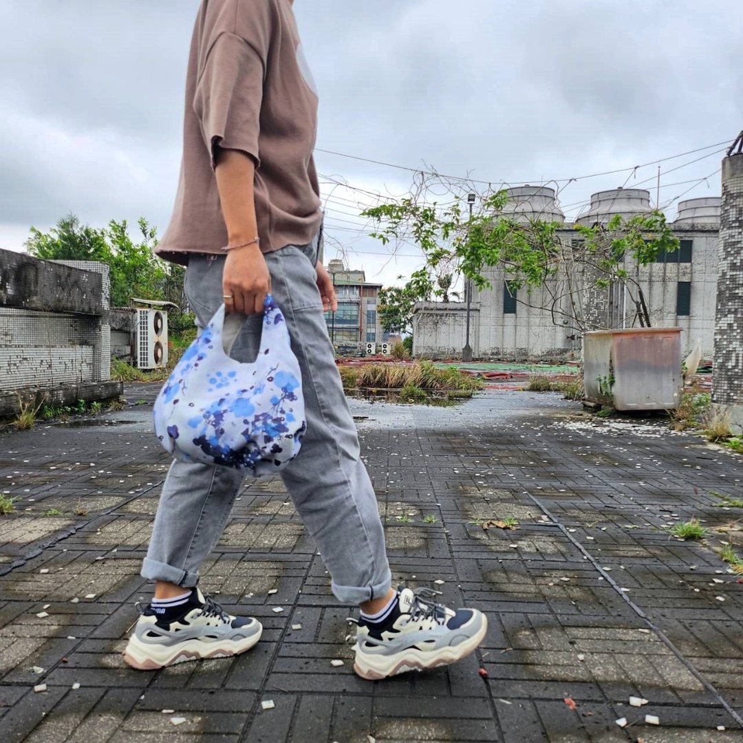 【 纯手作】蓝星辰花 手提包 胖胖包 日本设计布 - 手提包/手提袋 - 棉．麻 蓝色