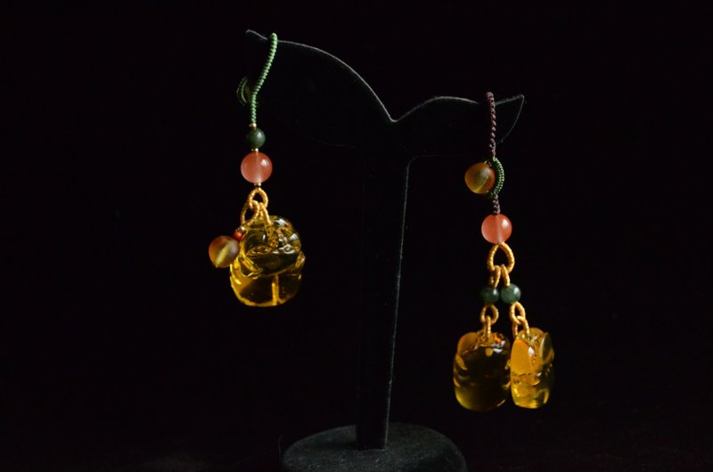 【三只小猪】 Amber 天然琥珀金珀雕刻十二生肖猪 招财 多用吊饰 - 吊饰 - 宝石 金色